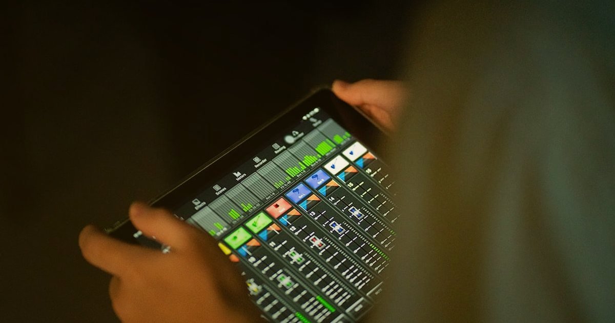 Dropshipping.gen.tr Avantajları: Pazaryeri Entegrasyonu 2026'da Nasıl Yapılır? - close-up of a person's hands operating a tablet with multiple app icons