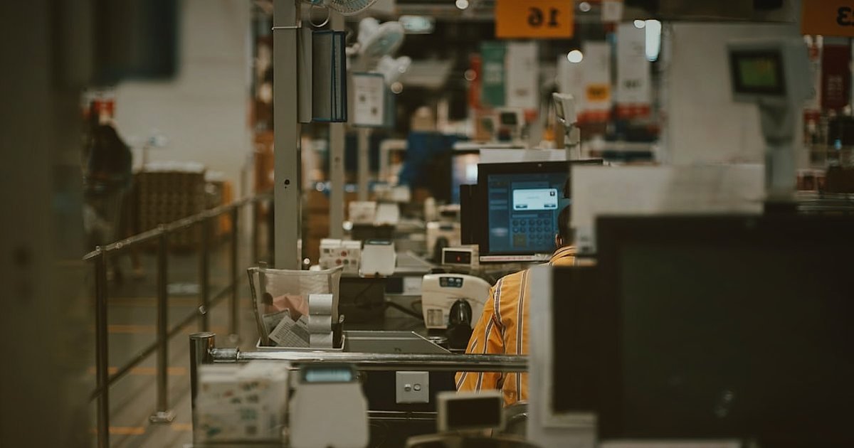 Dropshipping.gen.tr Avantajları: Pazaryeri Entegrasyonu 2026'da Nasıl Yapılır? - close-up of a warehouse worker scanning product barcodes with a handheld scanner