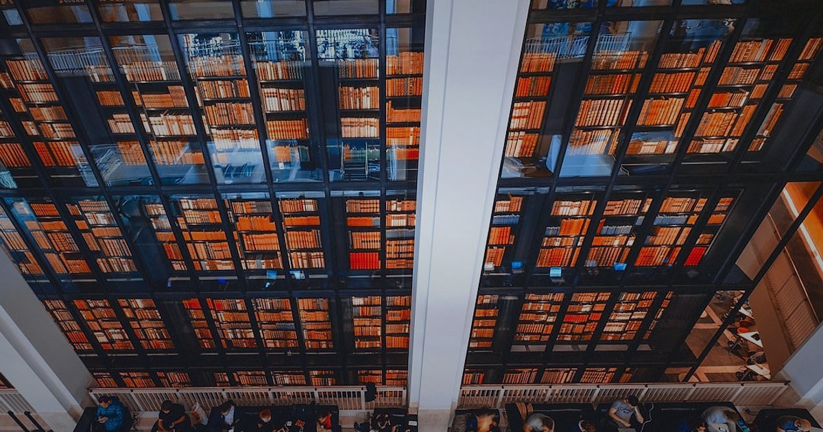 Dropshipping.gen.tr Avantajları: Pazaryeri Entegrasyonu 2026'da Nasıl Yapılır? - overhead view of a meticulously organized warehouse inventory with clear aisle markers