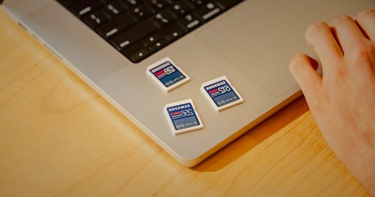 Dropshipping.gen.tr Avantajları: Pazaryeri Entegrasyonu 2026'da Nasıl Yapılır? - a split image showing a product detail page on a laptop and a shipping label being printed