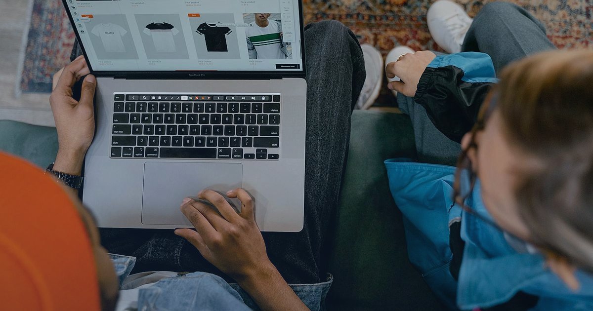 Dropshipping.gen.tr Avantajları: Pazaryeri Entegrasyonu Nasıl Yapılır? - diverse people browsing various online marketplaces on devices