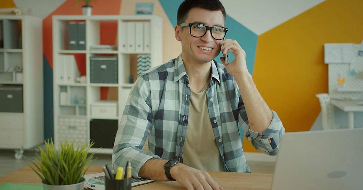 Dropshipping.gen.tr Avantajları: Pazaryeri Entegrasyonu Nasıl Yapılır? - customer support agent on phone headset smiling