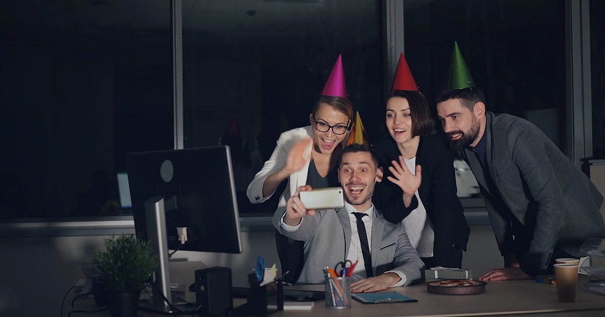 Dropshipping.gen.tr Avantajları: Pazaryeri Entegrasyonu Nasıl Yapılır? - person celebrating successful business growth