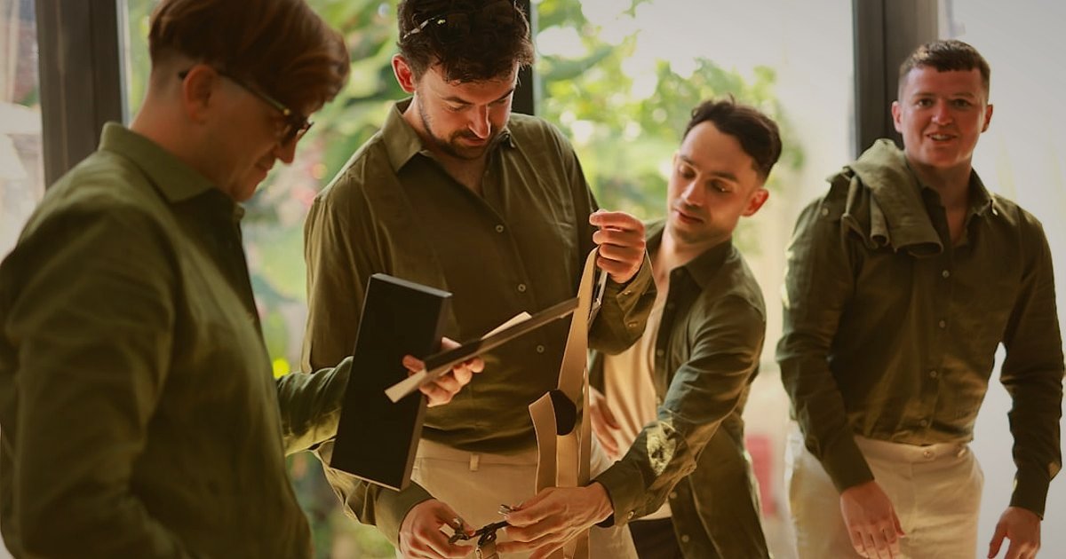 Dropshipping.gen.tr Avantajları: Stoksuz Satışta 2026'da Nasıl Başarılı Olunur? - diverse group of people collaborating around a digital tablet