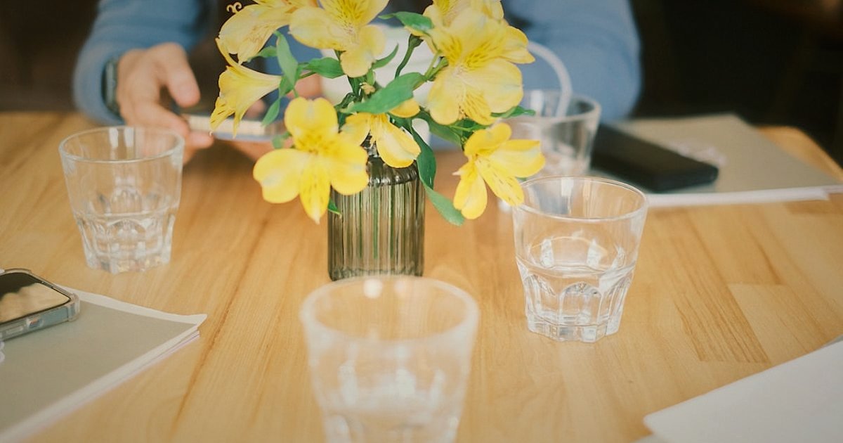 Dropshipping.gen.tr Avantajları: Stoksuz Satışta 2026'da Nasıl Başarılı Olunur? - person examining product samples on a clean white table