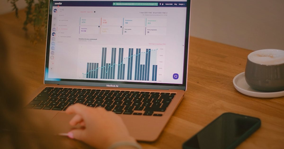 Dropshipping.gen.tr Avantajları: Stoksuz Satışta 2026'da Nasıl Başarılı Olunur? - woman using a laptop with financial charts on screen