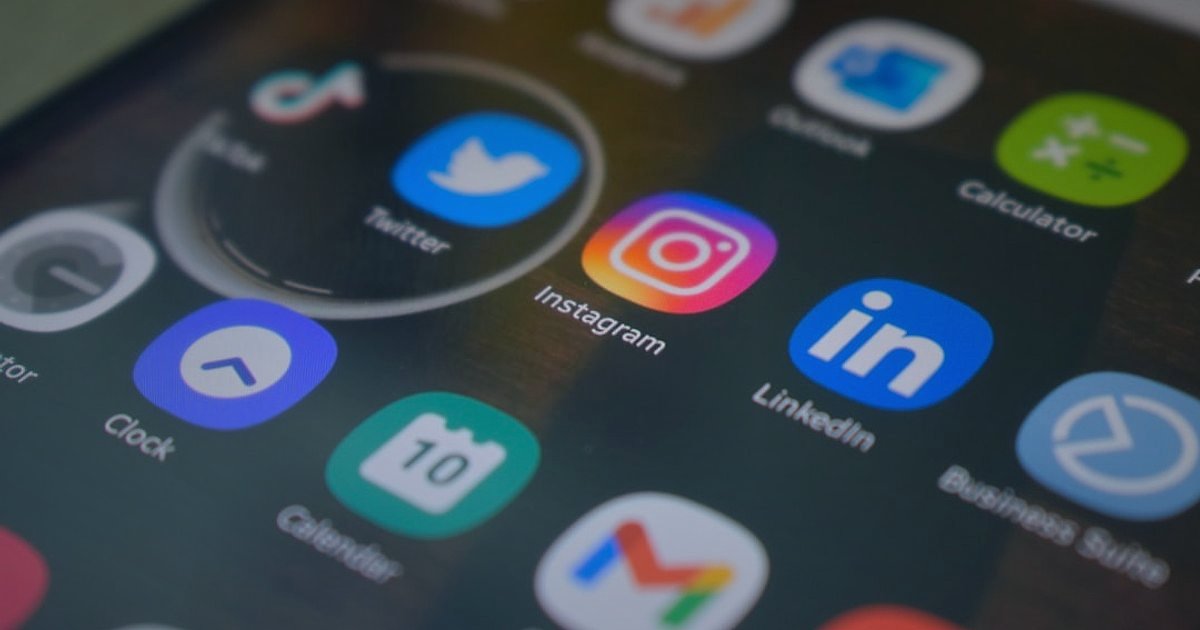 Dropshipping.gen.tr Avantajları: Stoksuz Satışta 2026'da Nasıl Başarılı Olunur? - vibrant social media icons displayed on a digital screen