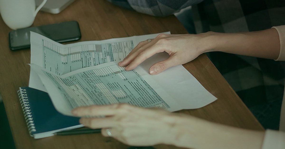 Dropshipping.gen.tr Avantajları: Stoksuz Satışta 2026'da Nasıl Başarılı Olunur? - calculator and financial documents on a wooden desk