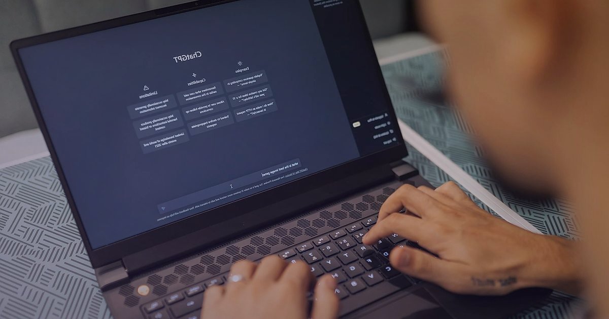 Dropshipping.gen.tr Avantajları ve Pazaryeri Entegrasyonu (2026 Güncel) - person setting up a computer interface with Trendyol logo prominently displayed