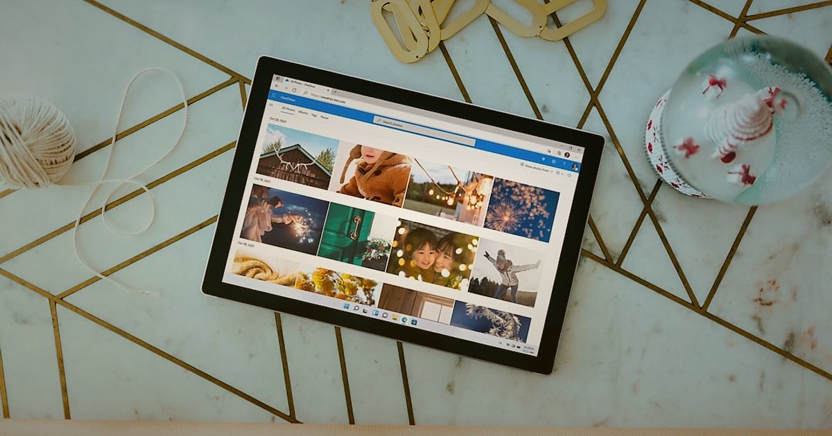 Dropshipping.gen.tr Avantajları ve Pazaryeri Entegrasyonu (2026 Güncel) - overhead view of a desk with multiple open browser tabs showing different marketplace dashboards