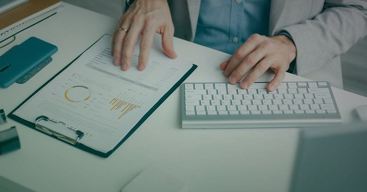 Dropshipping.gen.tr Avantajları ve Pazaryeri Entegrasyonu (2026 Güncel) - person carefully checking a checklist on a clipboard next to a computer
