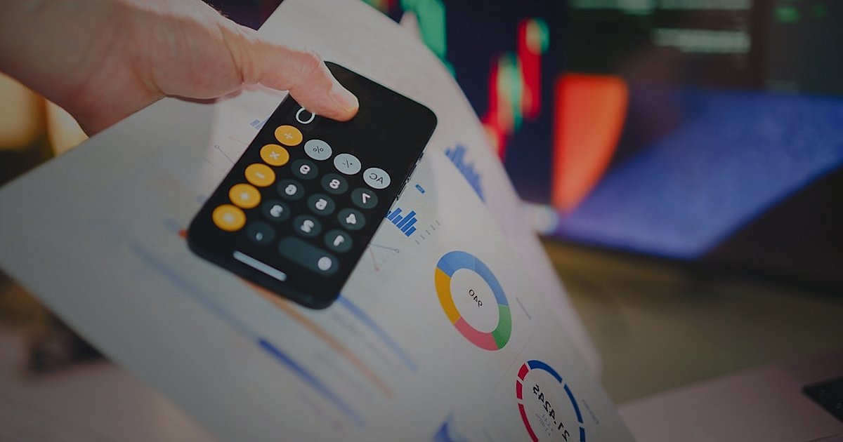 Dropshipping.gen.tr Avantajları ve Pazaryeri Entegrasyonu (2026 Güncel) - person analyzing a spreadsheet with financial data and currency symbols