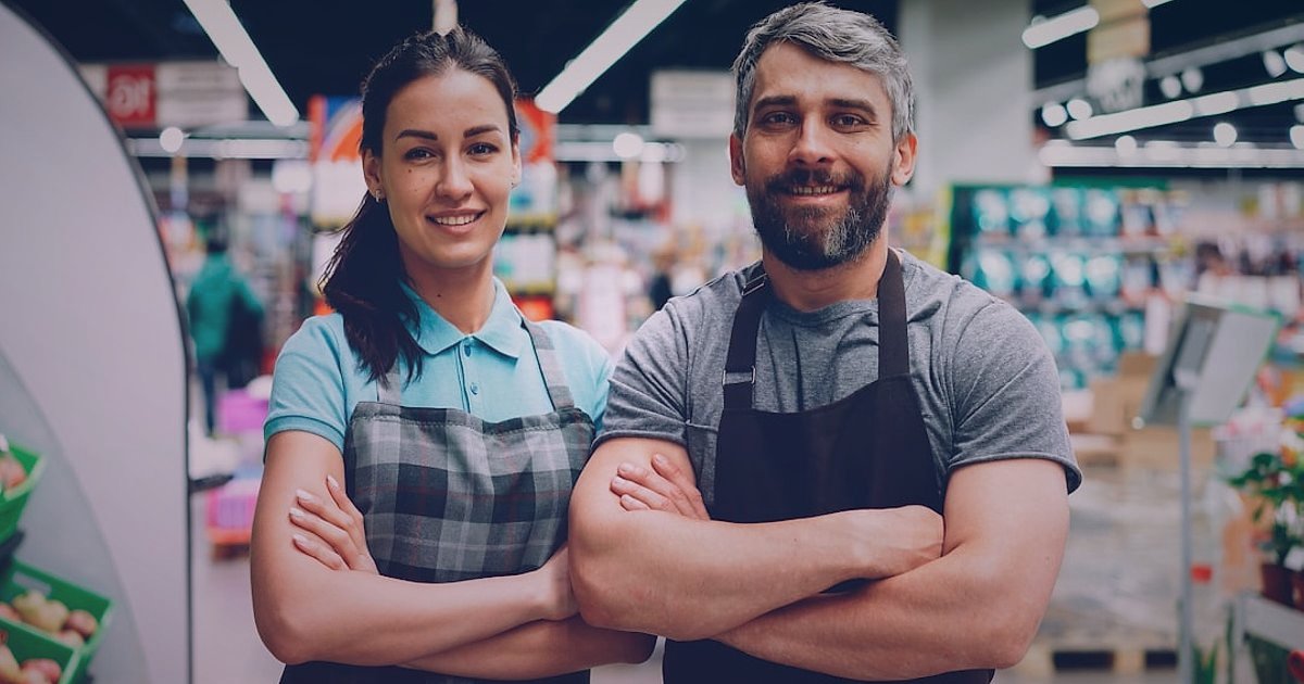 Dropshipping.gen.tr Avantajları ve Pazaryeri Entegrasyonu (2026 Güncel) - montage of successful small business owners smiling and holding products