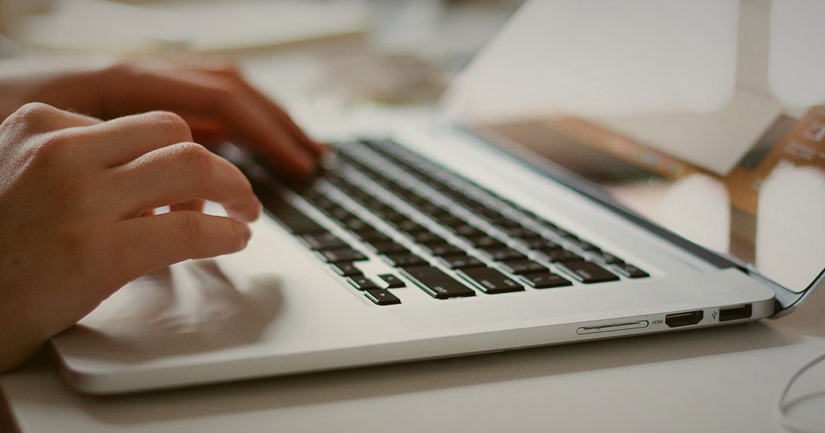 Dropshipping.gen.tr ile 2026'da E-Ticaret Fırtınası: Avantajlı Başlangıç Rehberi - close-up shot of a person's hands typing on a modern laptop keyboard