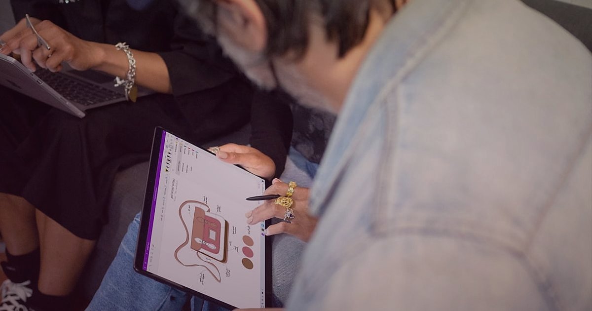 Dropshipping.gen.tr ile 2026'da E-Ticaret Fırtınası: Avantajlı Başlangıç Rehberi - diverse group of people collaborating around a digital tablet displaying sales charts