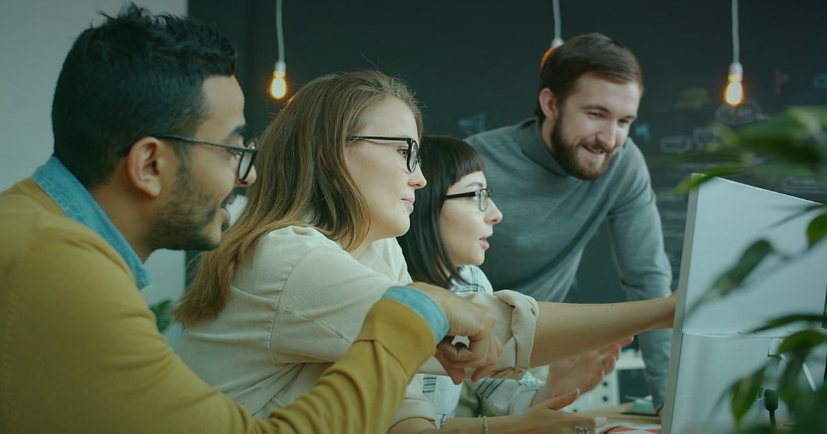 Dropshipping.gen.tr ile 2026'da E-Ticaret Fırtınası: Avantajlı Başlangıç Rehberi - team of professionals in a modern office reviewing financial data on multiple monitors