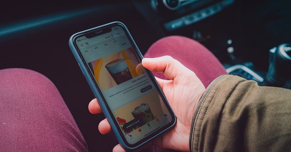 Dropshipping.gen.tr ile 2026'da E-Ticaret Fırtınası: Avantajlı Başlangıç Rehberi - person holding a smartphone displaying a vibrant online marketplace app