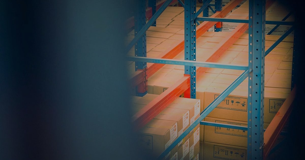 Dropshipping.gen.tr ile 2026'da E-Ticaret Fırtınası: Avantajlı Başlangıç Rehberi - person scanning a barcode on a shelf in a brightly lit modern warehouse