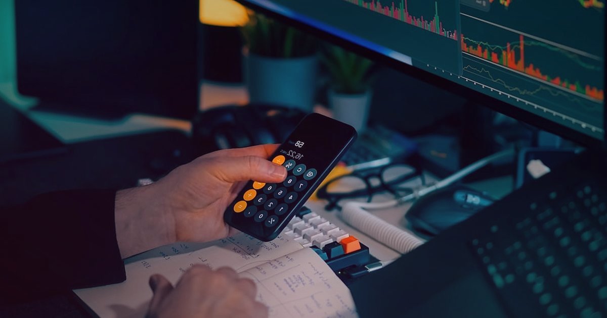 Dropshipping.gen.tr ile 2026'da E-Ticaret Fırtınası: Avantajlı Başlangıç Rehberi - person calculating on a calculator with financial charts in the background
