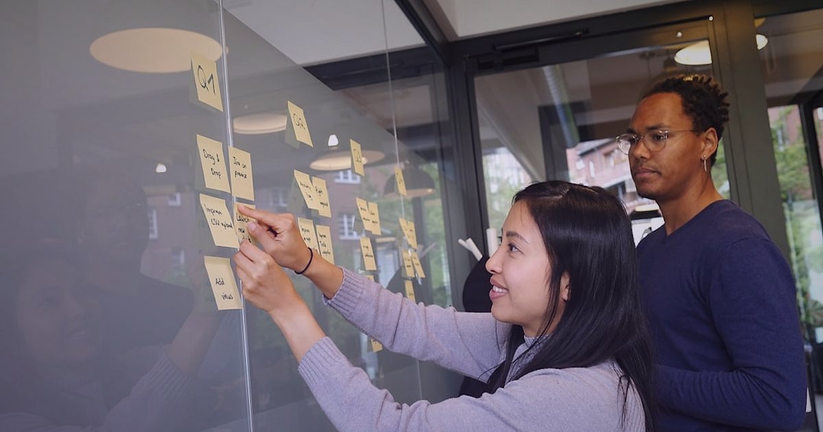 Dropshipping.gen.tr ile E-Ticaret Başlangıcı 2026: Avantajlar & Rehber - diverse team collaborating digital dashboard