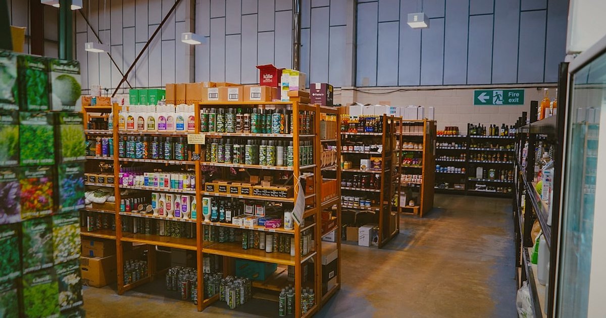 Dropshipping.gen.tr ile E-Ticaret Başlangıcı 2026: Avantajlar & Rehber - diverse neatly arranged product shelves warehouse