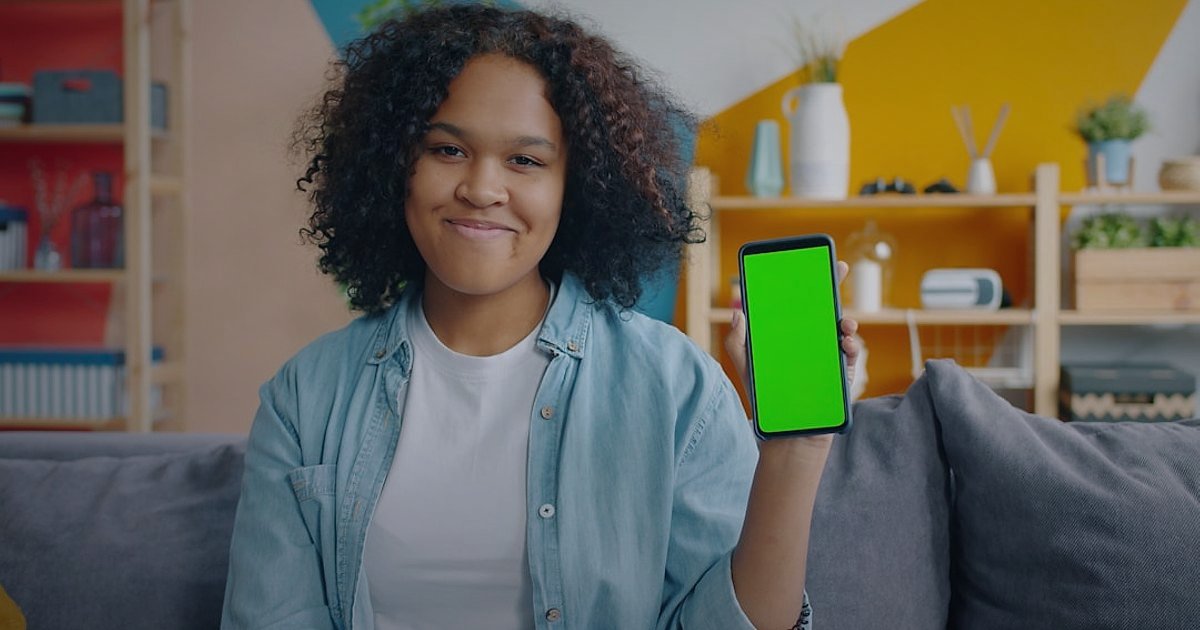 Dropshipping.gen.tr ile E-Ticaret Başlangıcı 2026: Avantajlar & Rehber - diverse group of people engaging with digital ads smartphone