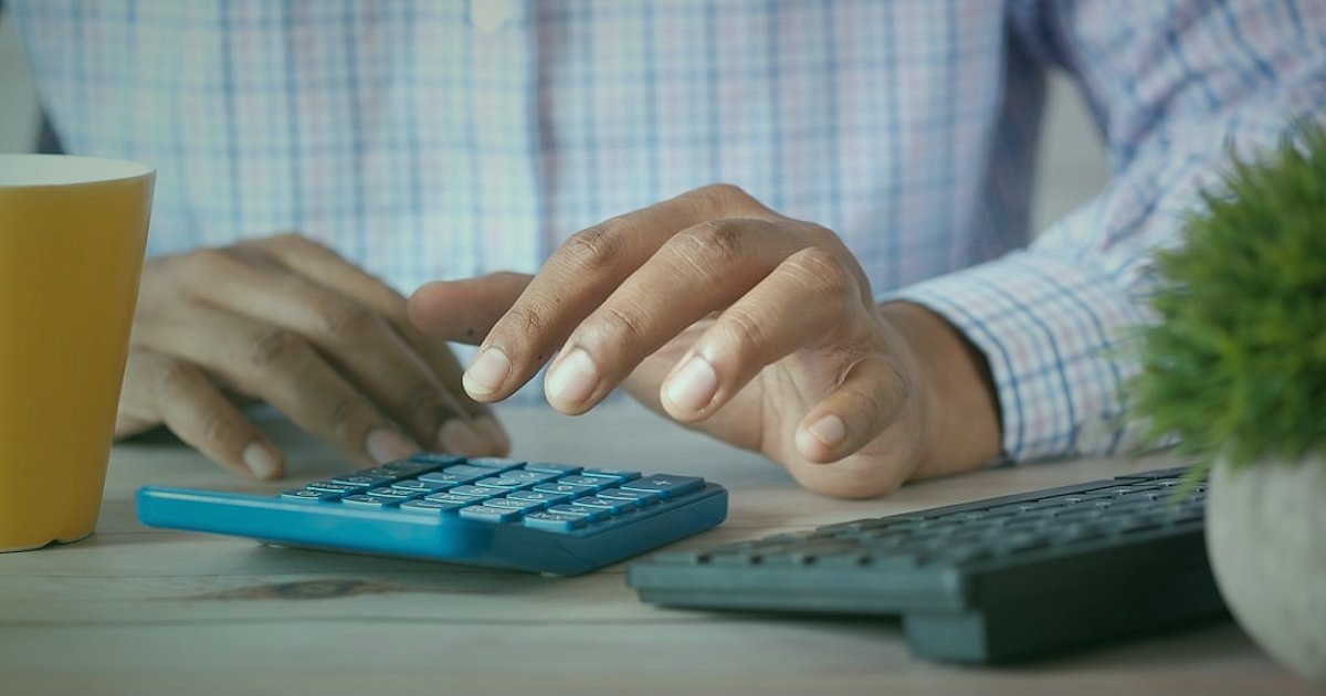 Dropshipping.gen.tr ile Pazaryeri Entegrasyonu 2026: Satışlarınızı Otomatikleştirin! - person calculating on a calculator with stacks of coins