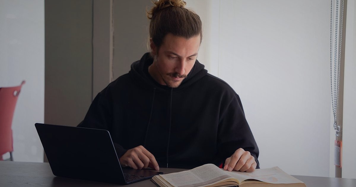 Dropshipping.gen.tr ile Pazaryeri Entegrasyonu 2026: Satışlarınızı Otomatikleştirin! - focused student studying online course material on a laptop