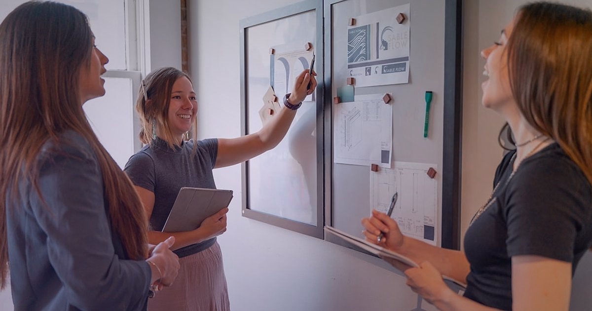 Dropshipping.gen.tr ile Stoksuz Satışın Avantajları: 2026'da E-Ticarette Fark Yaratın! - diverse group of people discussing business growth strategies on a whiteboard