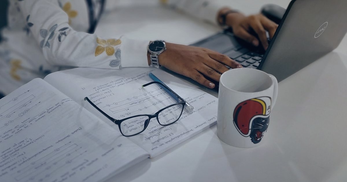Dropshipping.gen.tr ile Stoksuz Satışın Avantajları: 2026'da E-Ticarette Fark Yaratın! - person sketching a business plan with a laptop and coffee on a desk