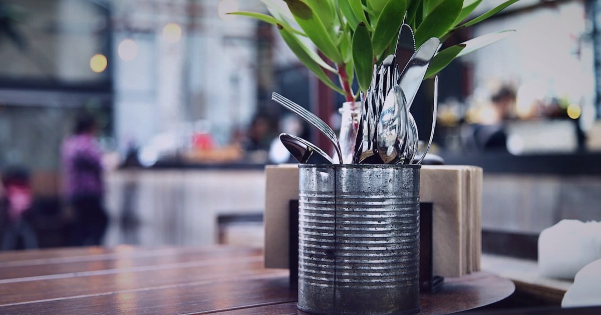 Dropshipping.gen.tr ile Stoksuz Satışın Avantajları: 2026'da E-Ticarette Fark Yaratın! - stacked coins and a growing plant on a wooden table