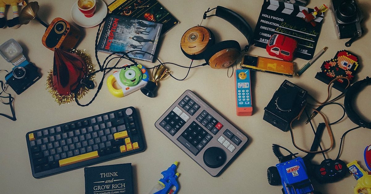 Dropshipping.gen.tr ile Stoksuz Satışın Avantajları: 2026'da E-Ticarette Fark Yaratın! - close-up of various trendy consumer electronic gadgets arranged neatly