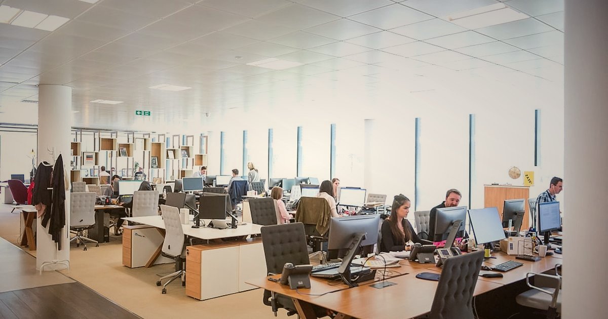 Dropshipping.gen.tr ile Stoksuz Satışın Avantajları: 2026'da E-Ticarette Fark Yaratın! - customer support agents in a modern call center smiling and assisting clients