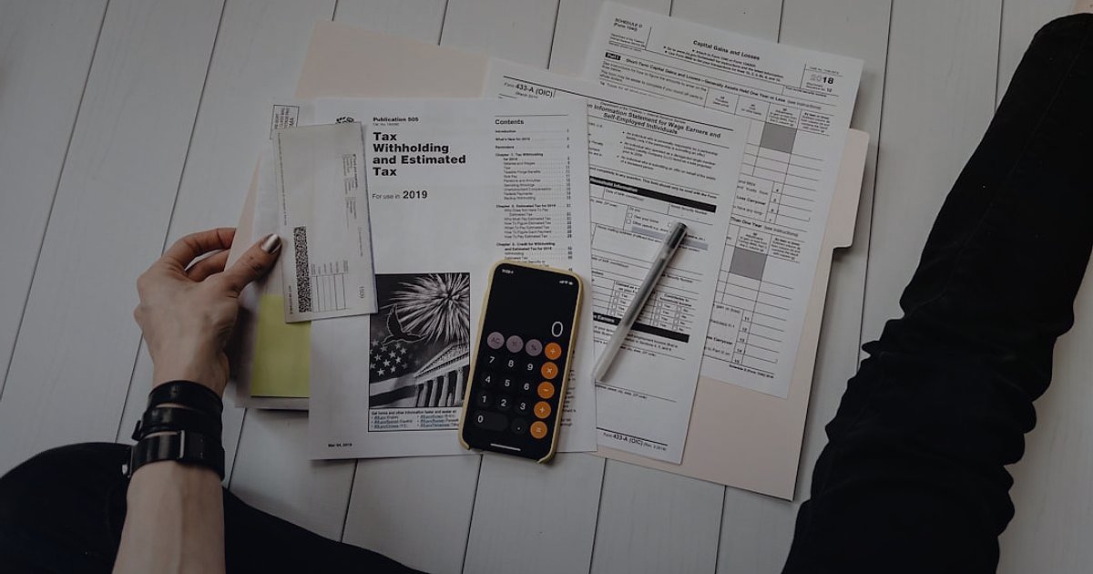 Dropshipping.gen.tr ile Stoksuz Satışın Avantajları: 2026'da E-Ticarette Fark Yaratın! - person reviewing financial documents with a calculator and pen