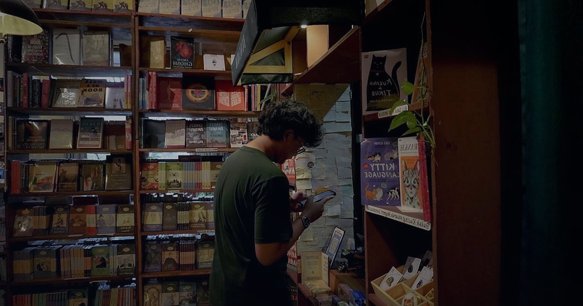 Dropshipping.gen.tr ile Tedarikçi Bulma ve Entegrasyonun 2026 Sırları - hands organizing colorful product boxes on shelves