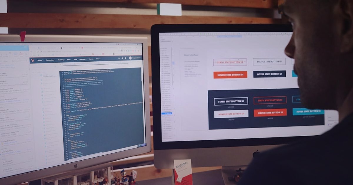 Dropshipping.gen.tr ile Tedarikçi Bulma ve Entegrasyonun 2026 Sırları - person analyzing sales data on multiple computer screens