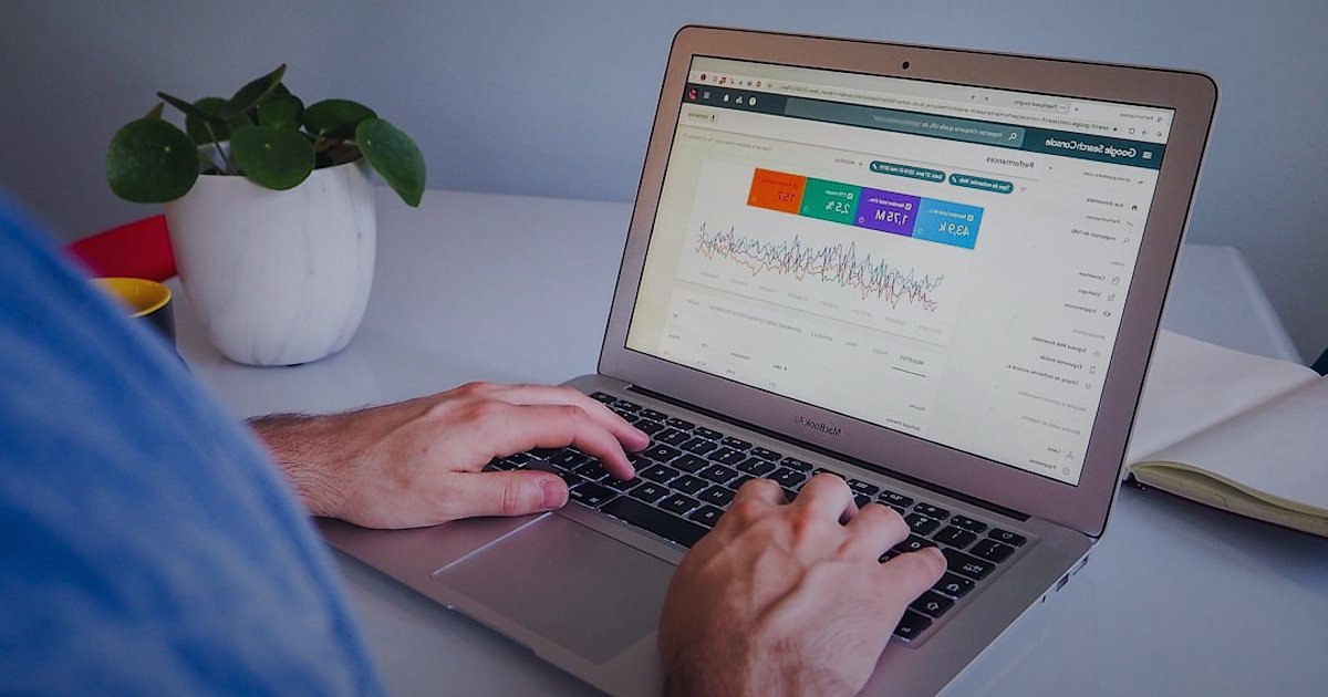 Dropshipping.gen.tr: Pazaryeri Entegrasyonu ile 2026'da Satışlarınızı Katlayın! - person using a laptop with multiple browser tabs open