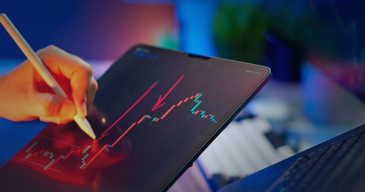 Dropshipping.gen.tr: Pazaryeri Entegrasyonu ile 2026'da Satışlarınızı Katlayın! - person reviewing financial charts on a tablet