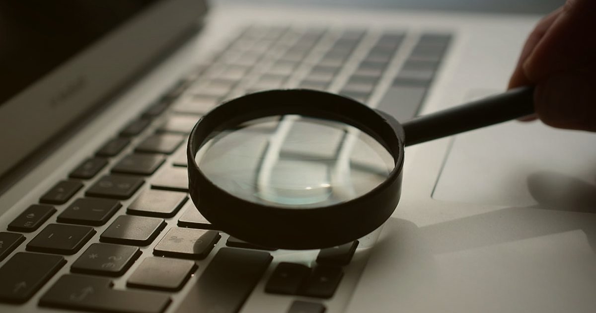 Dropshipping.gen.tr: Pazaryeri Entegrasyonu ile 2026'da Satışlarınızı Katlayın! - magnifying glass examining a product listing on a screen