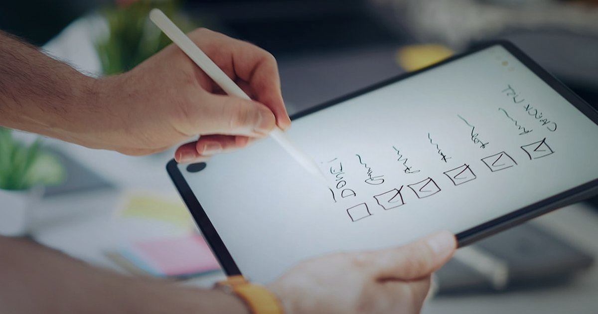Dropshipping.gen.tr: Stoksuz Satışın 2026'da Yeni Adresi - Avantajlar ve Başlangıç Rehberi - person using tablet interacting with multiple marketplace icons