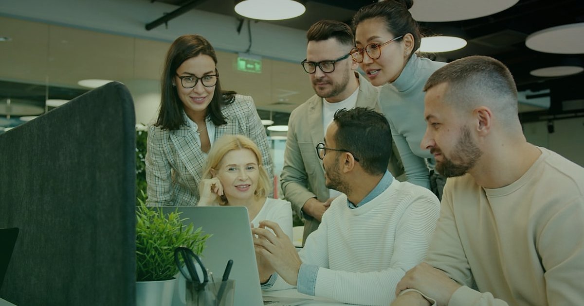 Dropshipping.gen.tr: Tedarikçi Bulma ve Entegrasyonun 2026 Sırları - diverse group of people collaborating around a digital tablet
