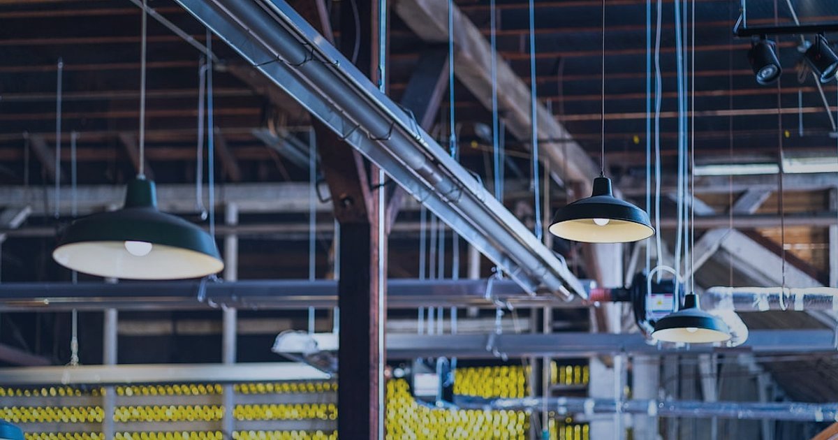 Dropshipping.gen.tr: Tedarikçi Bulma ve Entegrasyonun 2026 Sırları - modern warehouse interior with automated robotic arms