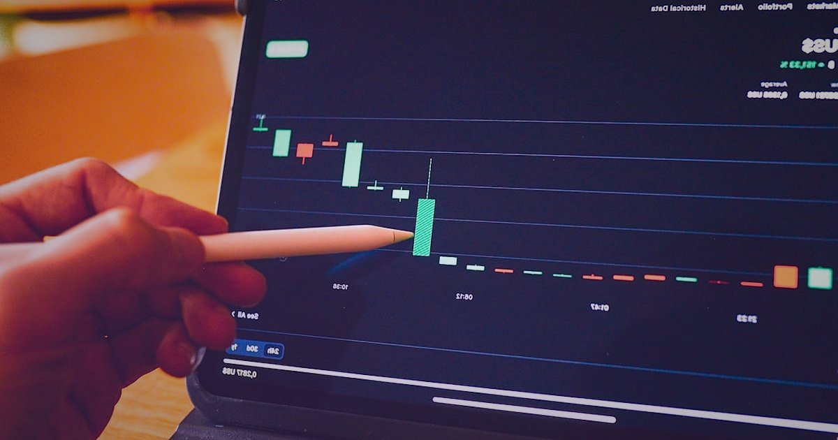 Dropshipping.gen.tr: Tedarikçi Bulma ve Entegrasyonun 2026 Sırları - person analyzing financial charts on a computer screen