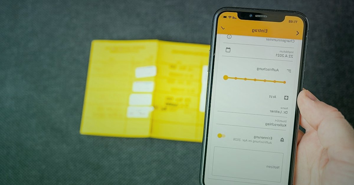 Dropshipping.gen.tr: Tedarikçi Bulma ve Entegrasyonun 2026 Sırları - close-up of a hand holding a smartphone displaying order tracking information