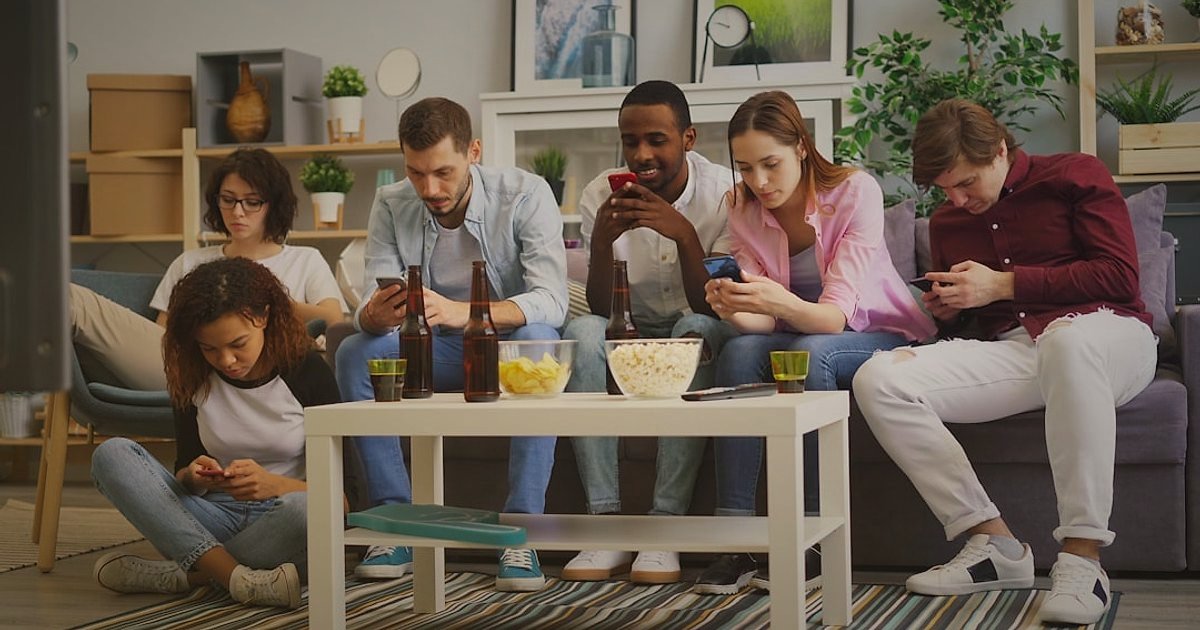 E-posta Pazarlama ile Müşteri Sadakati Oluşturma: 2026'nın Zirve Stratejileri - diverse group of people looking at smartphone screens smiling engaged