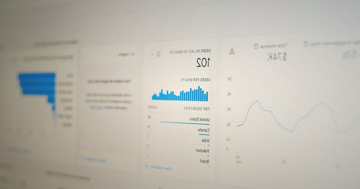 E-posta Pazarlama ile Müşteri Sadakati Oluşturma: 2026'nın Zirve Stratejileri - complex flowchart of automated email sequences on a digital dashboard
