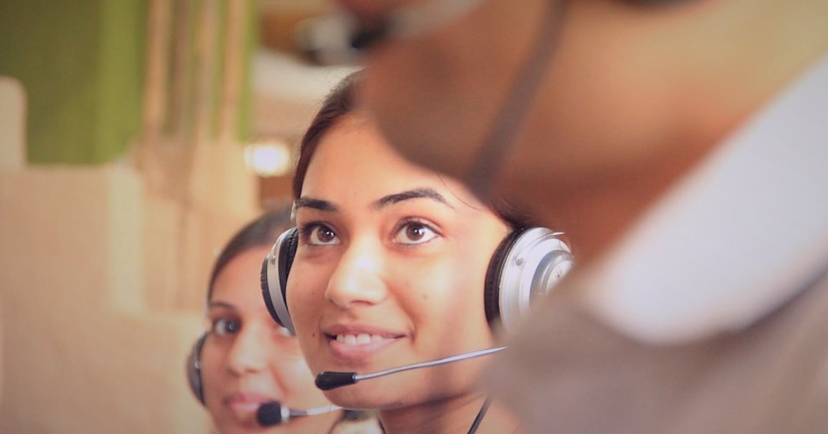 E-posta Pazarlama ile Müşteri Sadakati Oluşturma: 2026'nın Zirve Stratejileri - customer service representative talking to a customer on a headset, surrounded by feedback forms