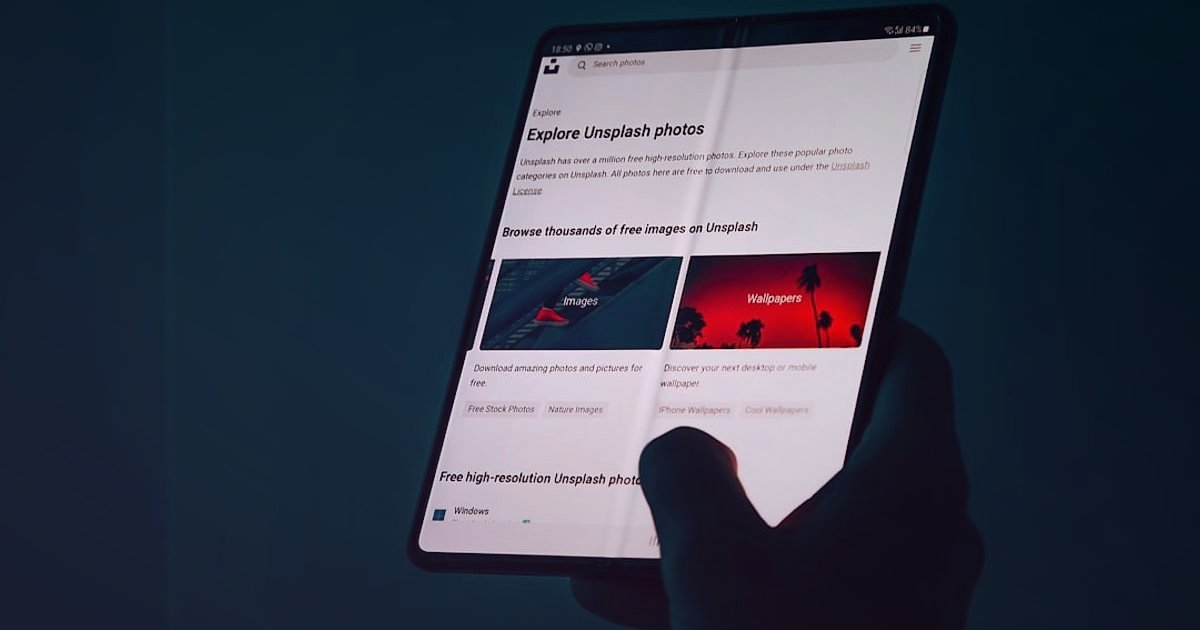 E-posta Pazarlama ile Müşteri Sadakati Oluşturma: 2026'nın Zirve Stratejileri - hand holding a smartphone displaying an email newsletter with clear, readable text and images