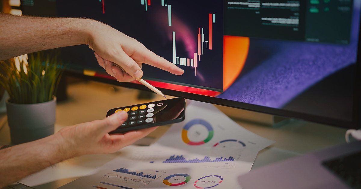 E-posta Pazarlama ile Müşteri Sadakati Oluşturma: 2026'nın Zirve Stratejileri - person analyzing email marketing analytics dashboard on a large monitor