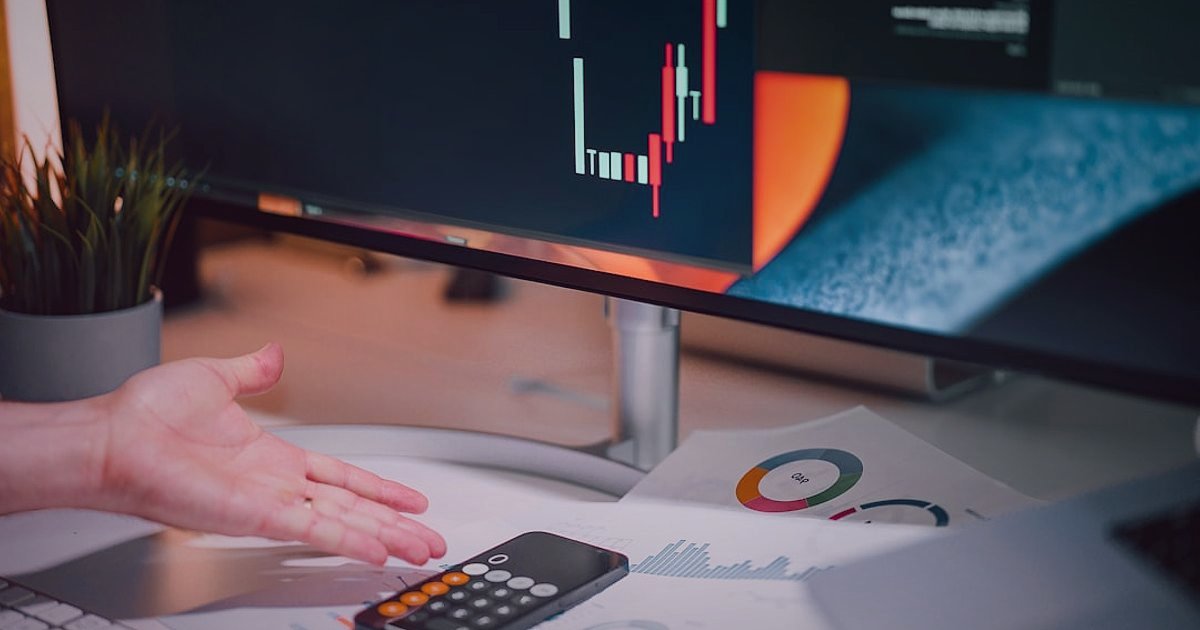 E-Ticaret Başarı Stratejileri 2026: Dijitalde Zirveye Oynayın - close-up person analyzing financial charts on screen